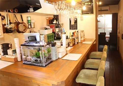 築年数不明の3棟連なる木造長屋は繁盛店へ