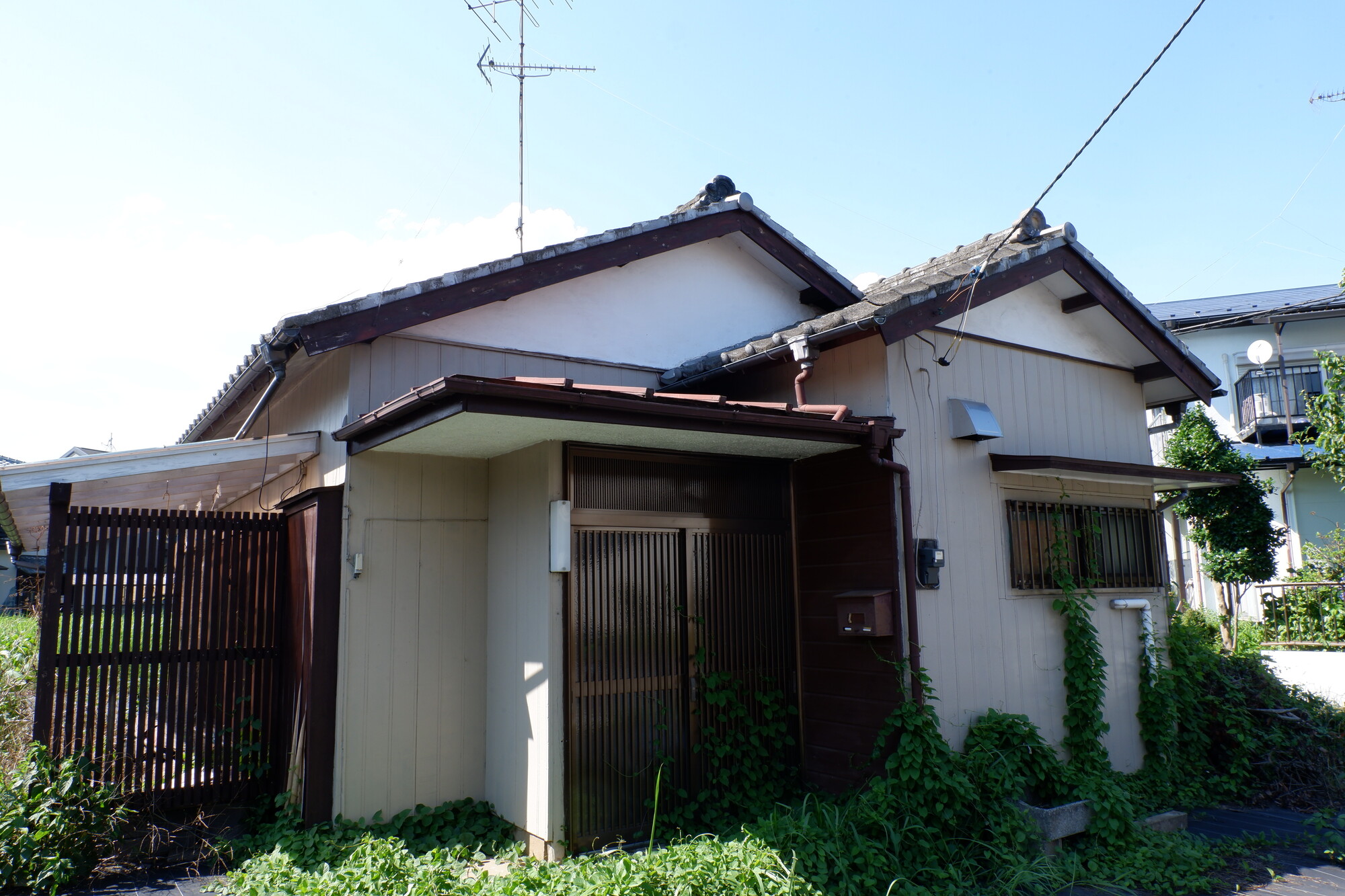 <strong>空き家の処分方法とは？補助金制度や所有し続けるデメリットも解説</strong>