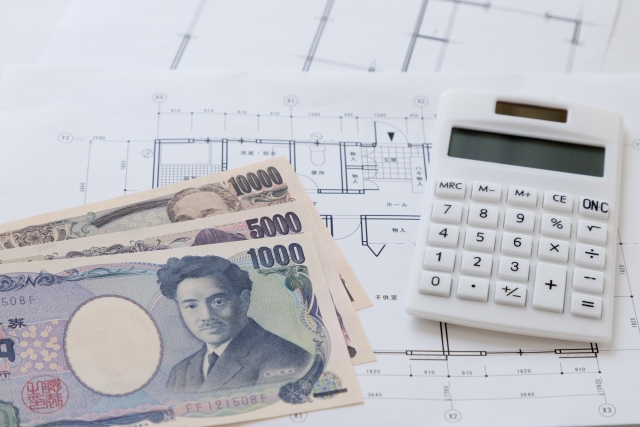 お金や電卓、家の見取り図
