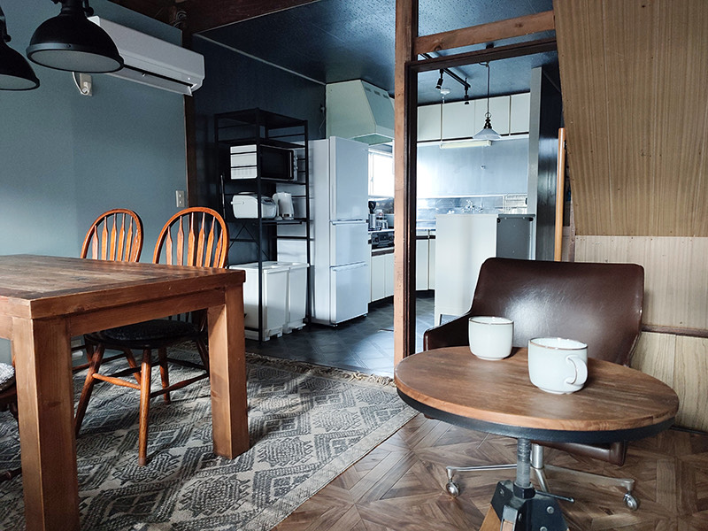 車庫空間の面影を残し落ち着きのあるコリビング（co-living）へ
