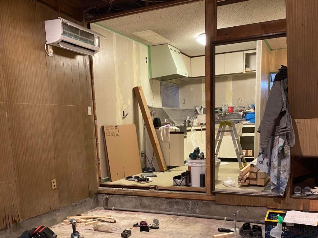 車庫空間の面影を残し落ち着きのあるコリビング（co-living）へ