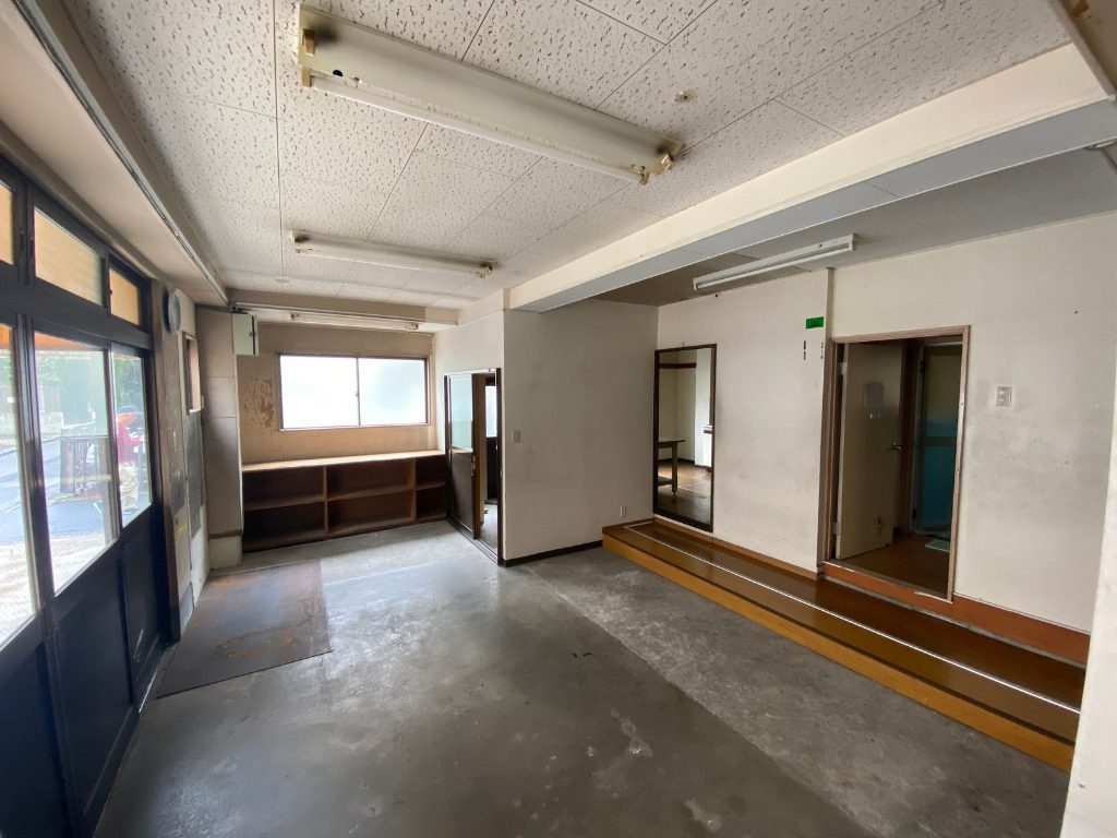 老朽化が進んでいた物販所兼社宅はシェアハウス＋フレンチ料理店へ