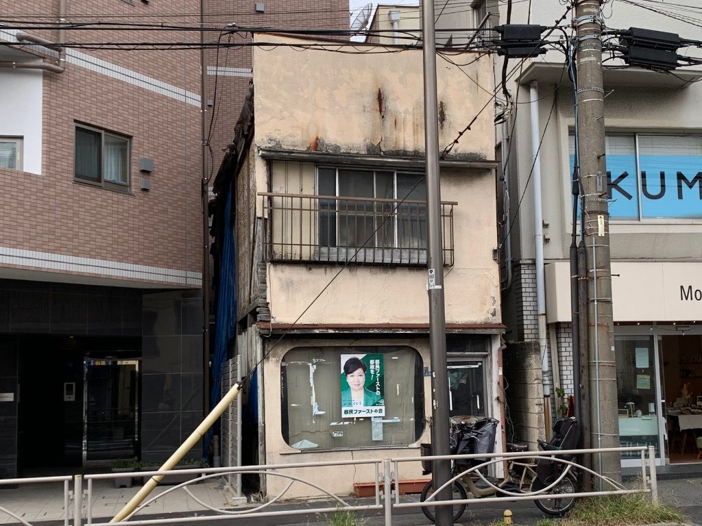 「特定空家」認定寸前の空き家を美容室へ再生